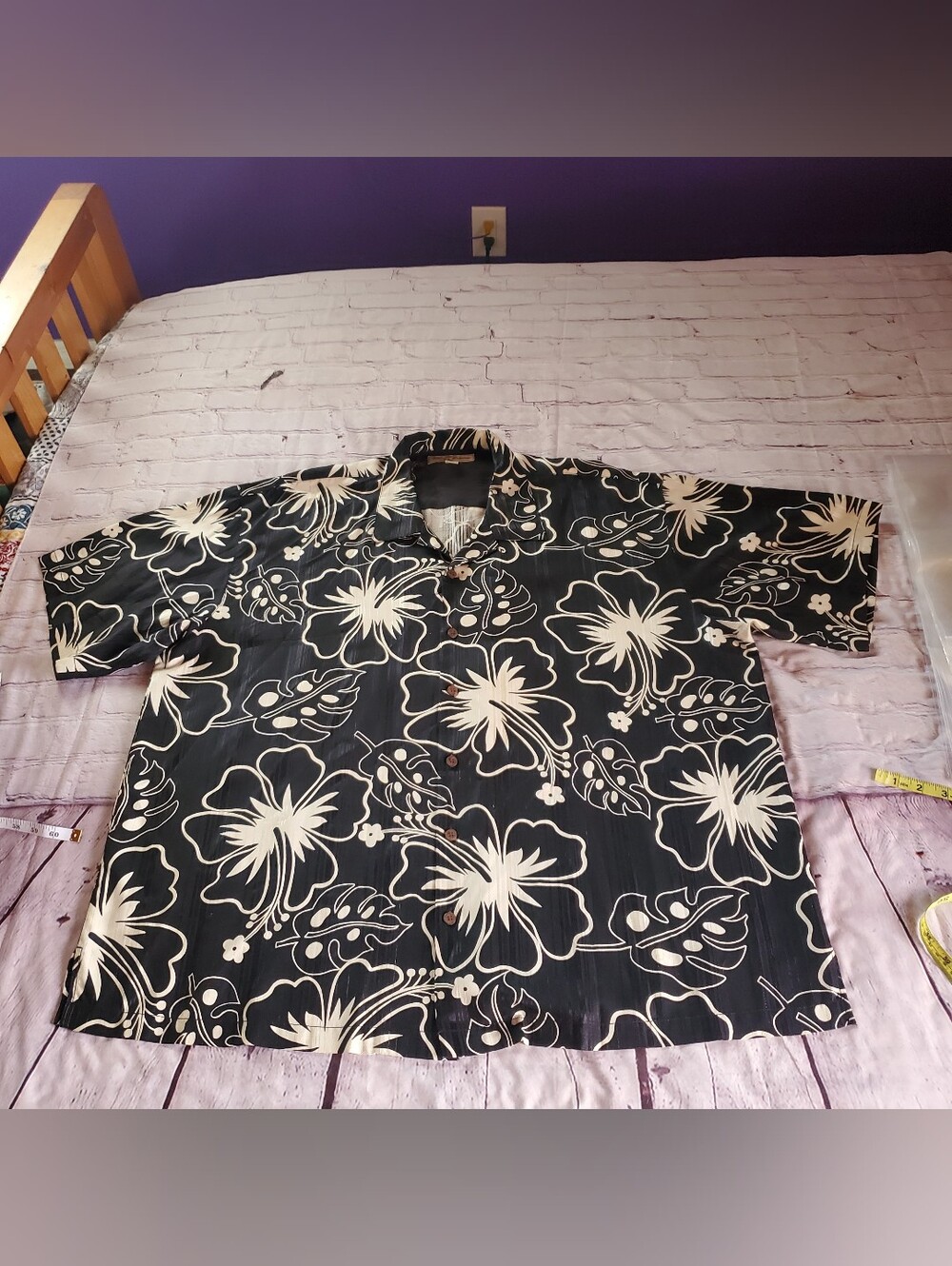 Tommy Bahama 100% Silk Floral Black Shirt Hawaiian Summer Beachy Vacation Travel